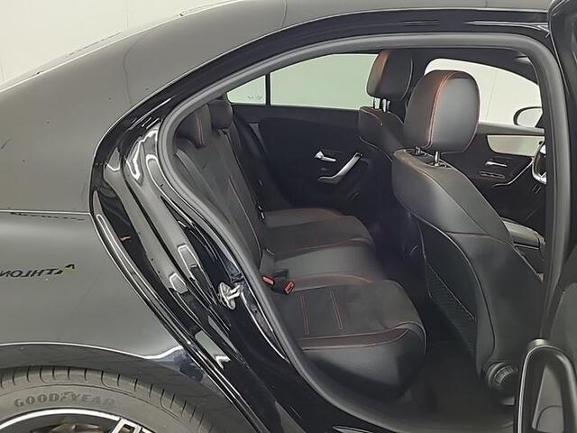 Mercedes-Benz A-KLASSE 180 Aut. Business Sol. AMG | Trekhaak | Navi | Camera | Sfeer Verlichting |