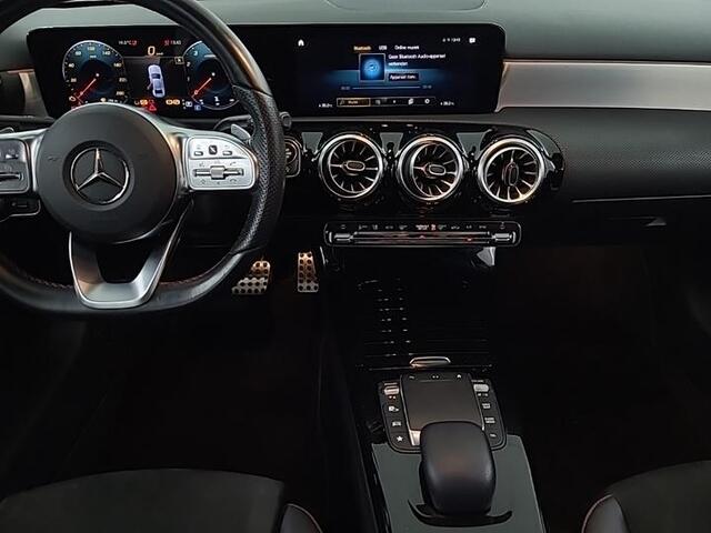 Mercedes-Benz A-KLASSE 180 Aut. Business Sol. AMG | Trekhaak | Navi | Camera | Sfeer Verlichting |