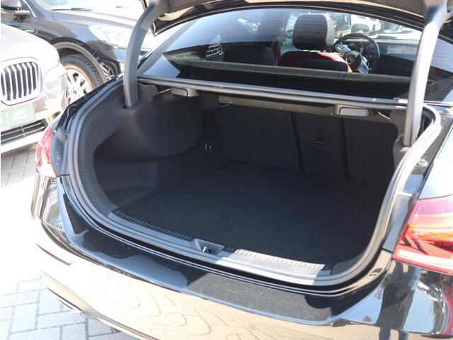 Mercedes-Benz A-KLASSE 180 AMG Line I Panoramadak I Leder I Widescreen