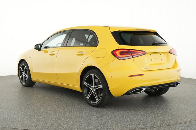 Mercedes-Benz A-KLASSE 250 e NIght Plug-In Hybride Nightpakket | Trekhaak | Achteruitrijcamera | Ledkoplampen | Stoelverwarming | Sfeerverlichting. Inclusief 24 maanden Mercedes-Benz Certified garantie voor Europa.