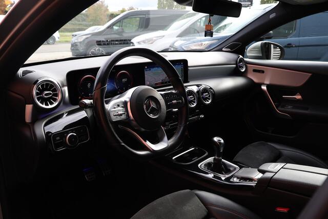 Mercedes-Benz A-KLASSE A 180 d AMG pakket | Panorama dak | Burmester | Widescreen | Apple Carplay | Sfeerverlichting | Stoelverwarming | Alcantara | 360 PDC | Volledig onderhouden | Nieuwe Distributieriem