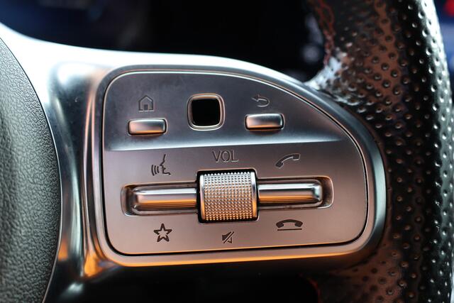 Mercedes-Benz A-KLASSE A 180 d AMG pakket | Panorama dak | Burmester | Widescreen | Apple Carplay | Sfeerverlichting | Stoelverwarming | Alcantara | 360 PDC | Volledig onderhouden | Nieuwe Distributieriem