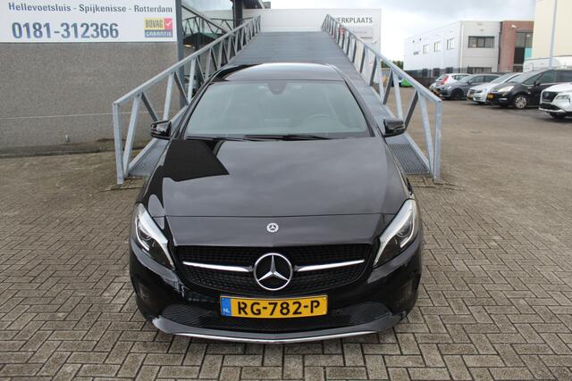 Mercedes-Benz A-KLASSE 180 AUTOMAAT Navigatie/Stoelverwarming/Keyless/Licht metalen velgen/18 Inch/Parkeersensoren voor achter