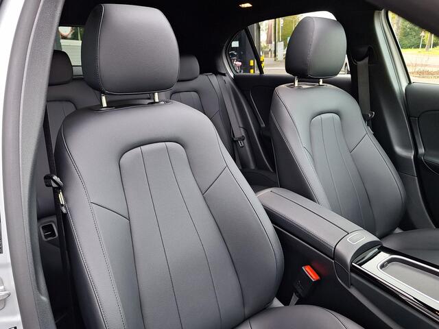 Mercedes-Benz A-KLASSE 250 e | Panoramadak | Night Pakket | MULTIBEAM LED Koplampen | Apple CarPlay | Android Auto | Sfeerverlichting | Dodehoekassistentie | Stoelverwarming | Achteruitrijcamera | Elektrisch Inklapbare Buitenspiegels