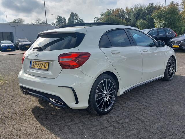 Mercedes-Benz A-KLASSE 180 122pk AMG Sport Edition | Origineel NL | Navi | Cruise | Led Koplampen | Panorama Schuifdak | Leder+Alcantara | Bluetooth Carkit+Streaming | Licht+Regensensor | Privacy Glass | 18''lm