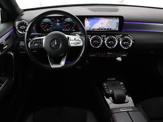 Mercedes-Benz A-KLASSE 180 AMG | Panoramadak | Matrix LED | Sfeerverlichting | Keyless | Camera | Carplay | Leder/Alcantara | Memory | Keyless | Widescreen |