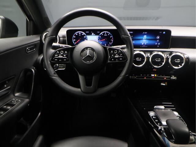 Mercedes-Benz A-KLASSE 180 Sport [DIGITAL DASHBOARD, CAMERA, HALF LEDER, STOELVERWARMING, PDC V+A, BLUETOOTH, CRUISE, CLIMATE, NIEUWSTAAT]