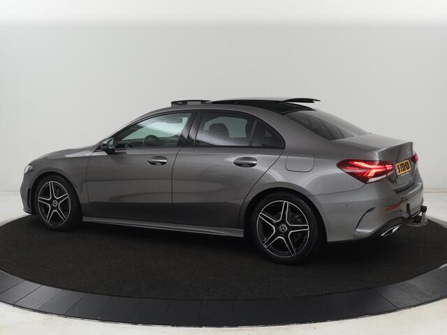 Mercedes-Benz A-KLASSE 200 AMG | Panoramadak | Trekhaak | Carplay | Adaptive cruise | Stoelverwarming | Camera | Leder/Alcantara | Navigatie | Full LED | Sfeerverlichting | Park Assist