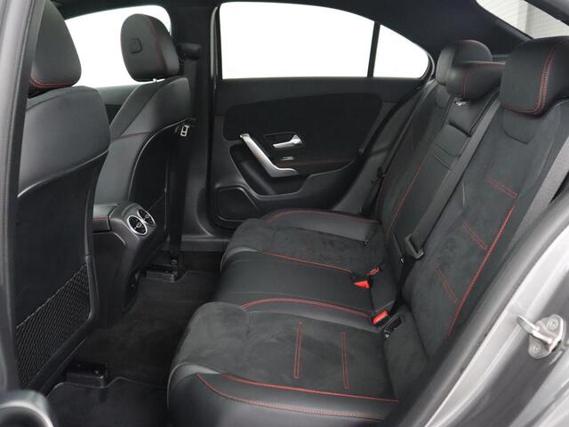 Mercedes-Benz A-KLASSE 200 AMG | Panoramadak | Trekhaak | Carplay | Adaptive cruise | Stoelverwarming | Camera | Leder/Alcantara | Navigatie | Full LED | Sfeerverlichting | Park Assist