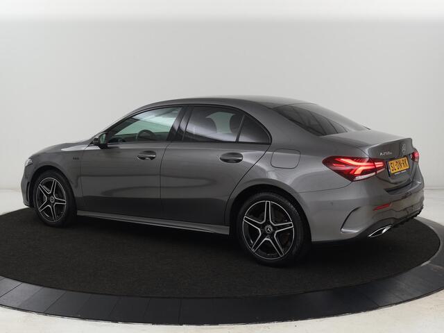 Mercedes-Benz A-KLASSE 250e AMG | Stoelverwarming | Carplay | Camera | Leder/Alcantara | Sfeerverlichting | Park Assist | Widescreen | Full LED | Dodehoek detectie | PHEV | Plug In