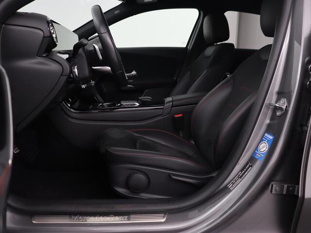 Mercedes-Benz A-KLASSE 250e AMG | Stoelverwarming | Carplay | Camera | Leder/Alcantara | Sfeerverlichting | Park Assist | Widescreen | Full LED | Dodehoek detectie | PHEV | Plug In