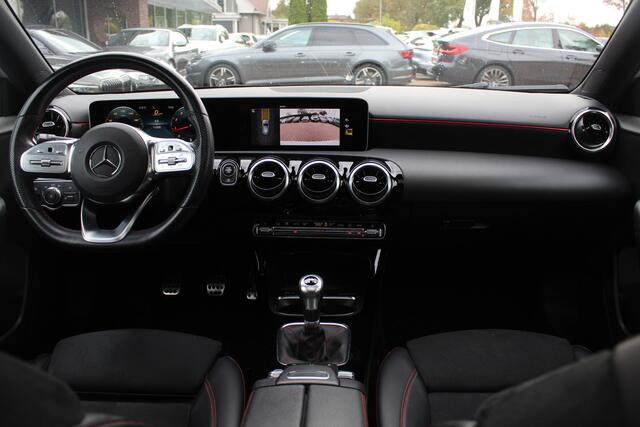 Mercedes-Benz A-KLASSE 200 Business Solution AMG / Panoramadak / Camera / Leder&Alcantara / 18'' / Stoelverwarming / LED / DAB / Cruise Control