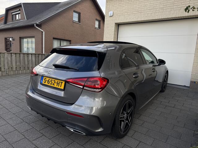 Mercedes-Benz A-KLASSE 180 AMG Aut Panoramadak Nightpakket Widescreen AmbientLight SportLeder Led Camera 18" Pdc