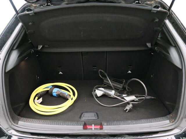 Mercedes-Benz A-KLASSE 250 e AMG Nightpakket | Sfeerverlichting | Car PLay | Dode Hoek Ass | Stoelverwarming | Parkeerpakket met Camera | Ledkoplampen | Achteruitrijcamera. Inclusief 24 maanden Mercedes-Benz Certified garantie voor Europa.