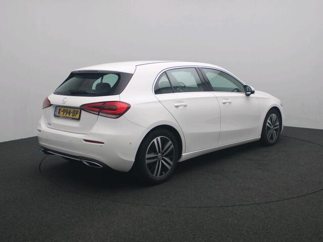 Mercedes-Benz A-KLASSE 180 Business Solution Luxury Sfeerverlichting | Achteruitrijcamera | Ledkoplampen | Stoelverwarming | MBUX Augmented reality voor navigatie. Inclusief 24 maanden MB Certified garantie voor Europa.
