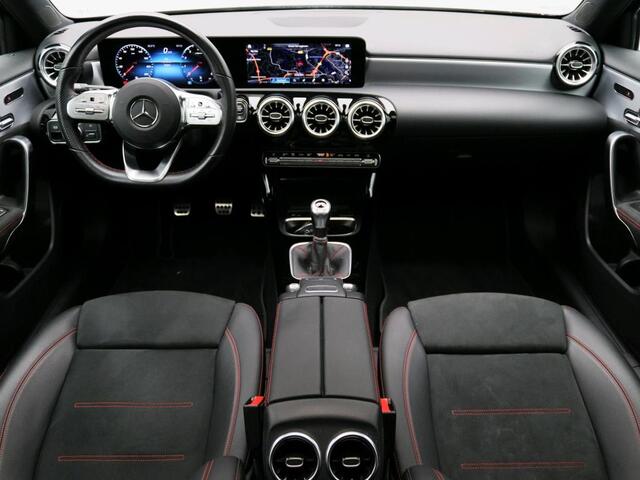 Mercedes-Benz A-KLASSE 160 Business Solution AMG Handgeschakeld AMG Line | Night Pakket | Panorama Schuif-Kanteldak | Sfeerverlichting | Memory Voorstoelen | MultiBeam Koplampen. Inclusief 24 maanden MB Certified garantie voor Europa.