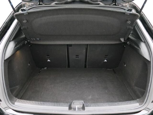 Mercedes-Benz A-KLASSE 160 Business Solution AMG Handgeschakeld AMG Line | Night Pakket | Panorama Schuif-Kanteldak | Sfeerverlichting | Memory Voorstoelen | MultiBeam Koplampen. Inclusief 24 maanden MB Certified garantie voor Europa.