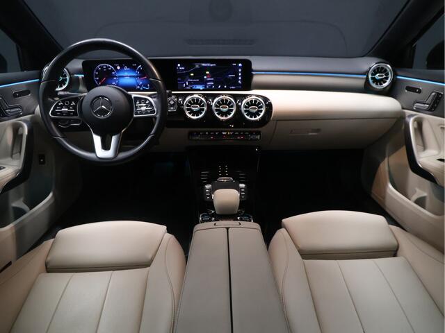 Mercedes-Benz A-KLASSE 180 Sport Luxury [TREKHAAK INKLAPBAAR, SCHUIFKANTELDAK, MEMORY SEATS, BURMESTER SOUND, CAMERA, STOELVERWARMING, VOL LEDER, BLUETOOTH, CRUISE, CLIMATE, NIEUWSTAAT]