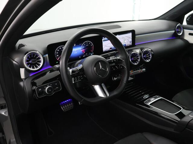 Mercedes-Benz A-KLASSE 180 AMG Line | Panoramadak | Night pakket | Premium pakket | Getint glas |