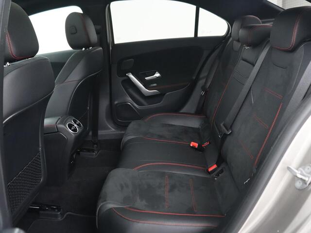 Mercedes-Benz A-KLASSE 250e AMG | Panoramadak | Trekhaak | Memory | Matrix LED | Sfeerverlichting | Leder/Alcantara | Stoelverwarming | Keyless | Camera | Navigatie | Widescreen | PHEV | Plug In