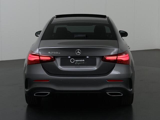 Mercedes-Benz A-KLASSE Limousine 250 e Business Solution AMG | Panoramadak | Night pakket | 19 Inch AMG | DAB+ | Trekhaak