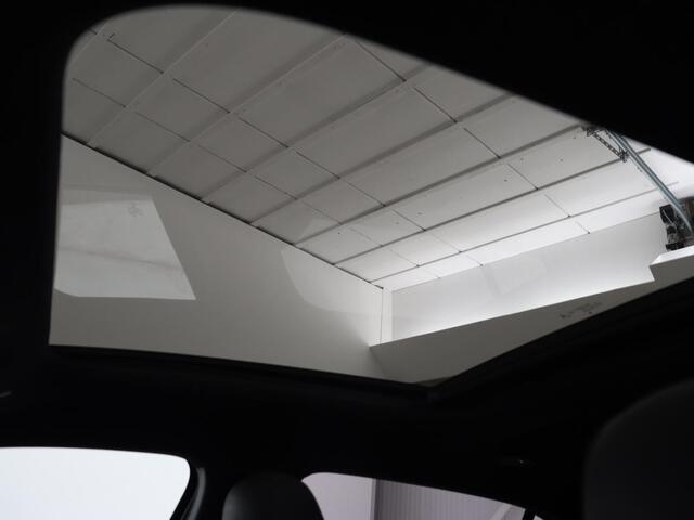 Mercedes-Benz A-KLASSE 160 AMG | Panoramadak | Carplay | Matrix LED | Memory | Stoelverwarming | Leder/Alcantara | Sfeerverlichting | Keyless | Widescreen | Navigatie | Camera