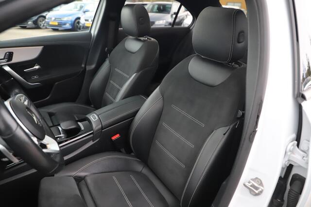 Mercedes-Benz A-KLASSE 200 Business Solution AMG Night 164PK Automaat 19 inch Panoramadak Massage Sfeerverlichting Widescreen Multibeam LED Navigatie Achteruitrijcamera Elektrische Stoelen
