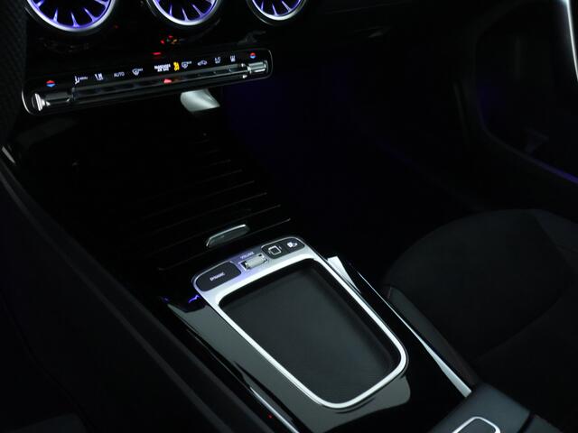 Mercedes-Benz A-KLASSE 250 e Business Solution AMG | Trekhaak | Nightpakket | parkeerpakket met achteruitrijcamera | Verwarmde stoelen vooraan | Antidiefstalpakket URBAN GUARD PLUS | KEYLESS GO-comfortpakket | Extra USB-poorten |