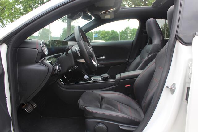 Mercedes-Benz A-KLASSE 180 d Business Solution AMG / A35 AMG Look / Panoramadak / Camera / 19'' / Leder&Alcanatara / Nightpakket / Cruise Control