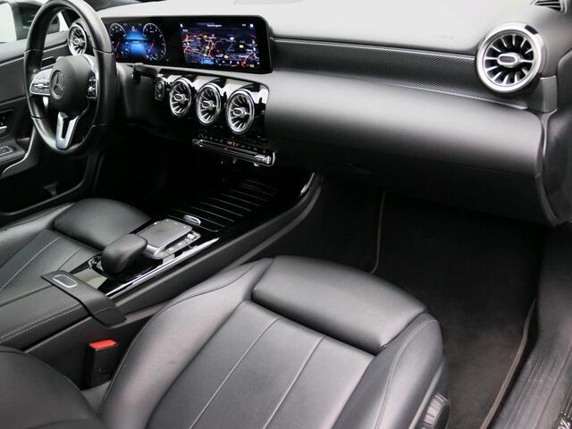Mercedes-Benz A-KLASSE 180 Business Solution Luxury Ledkoplampen | Achteruitrijcamera | Sfeerverlichting | Spiegelpakket. Inclusief 48 maanden Mercedes-Benz Certified garantie voor Europa.