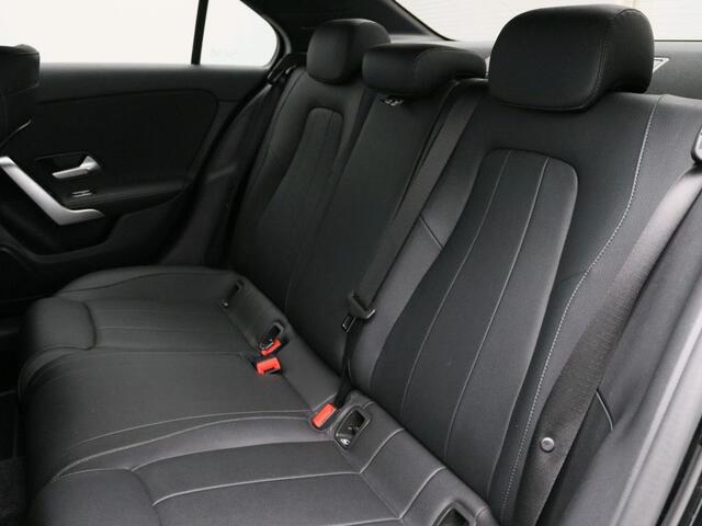 Mercedes-Benz A-KLASSE 180 Business Solution Luxury Ledkoplampen | Achteruitrijcamera | Sfeerverlichting | Spiegelpakket. Inclusief 48 maanden Mercedes-Benz Certified garantie voor Europa.