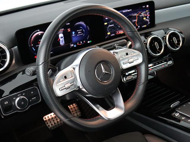 Mercedes-Benz A-KLASSE 200 AMG Line (Panodak / ACC / Full Led / Distronic+ / Carplay / 19 Inch / Digi dash)