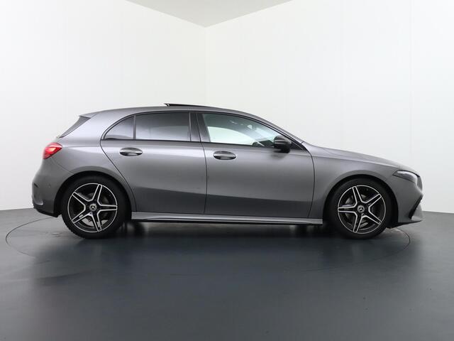 Mercedes-Benz A-KLASSE 200 AMG Line FACELIFT | 163PK | Night-pakket | Panoramadak | Ambienteverlichting | Dodehoek | Mountaingrau | Rijklaar + 12 mnd BOVAG garantie