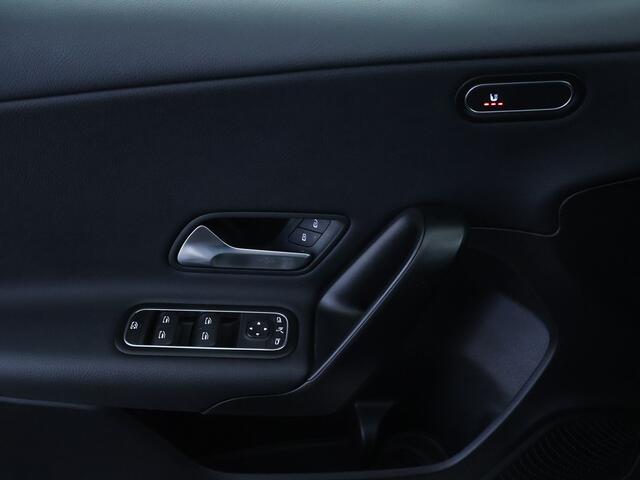 Mercedes-Benz A-KLASSE 160 Business Solution Ledkoplampen | Parkeerpakket met achteruitrijcamera | Stoelverwarming Voor | Spiegelpakket | Inclusief 24 maanden MB Certified garantie voor Europa.