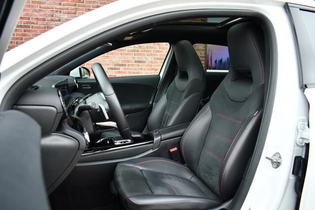 Mercedes-Benz A-KLASSE 180 AMG Pano Trekhaak Camera Night Metallic-wit