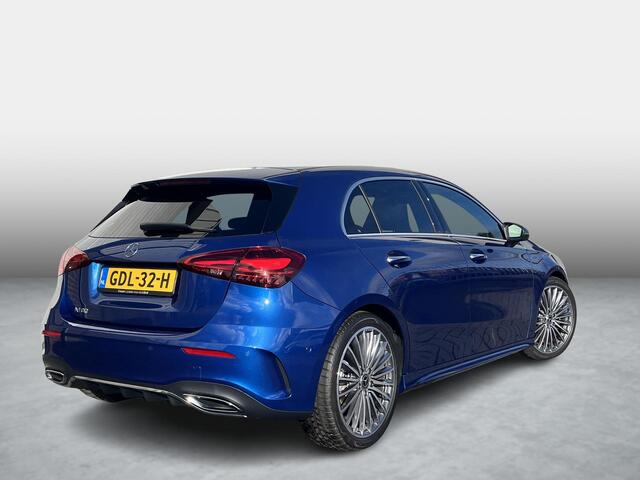 Mercedes-Benz A-KLASSE 180 Star Edition AMG | Panoramadak | Winter Pakket | Dodehoekassistent | MULTIBEAM LED Koplampen | Donkergetint Glas Achter | Stoelverwarming | Stuurverwarming | Sfeerverlichting | Elektrisch Inklapbare Buitenspiegels | Achteruitrijcamera | Parkeersensore