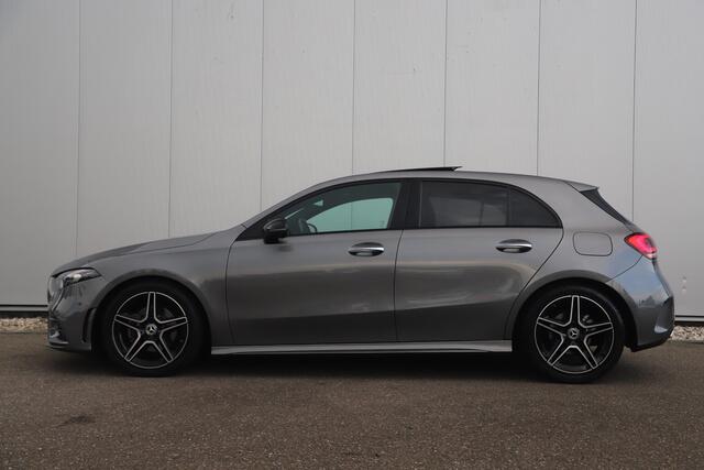 Mercedes-Benz A-KLASSE 180 AMG Night Pakket Automaat Panoramadak Sfeerverlichting Keyless Half Leder Full LED 18 inch Widescreen Navigatie Camera Stoelverwarming