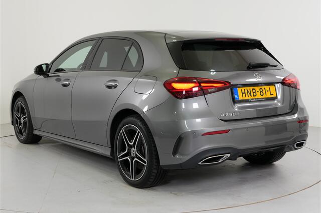 Mercedes-Benz A-KLASSE 250 e AMG Night PHEV 218 pk | Trekhaak | Camera | Stl. verw. | Sfeerverl. | Dodehoek |
