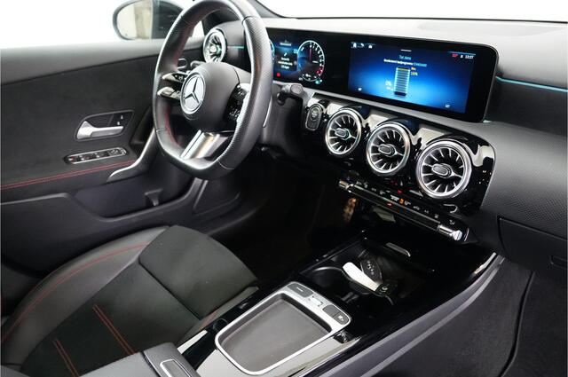Mercedes-Benz A-KLASSE 250 e AMG Night PHEV 218 pk | Trekhaak | Camera | Stl. verw. | Sfeerverl. | Dodehoek |