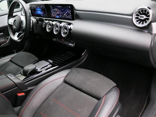 Mercedes-Benz A-KLASSE 180 Business Solution AMG AMG Line | Night Pakket | Panorama Schuif-Kanteldak |Sfeerverlichting | Ledkoplampen | Apple CarPlay | Achteruitrijcamera. Inclusief 24 maanden Mercedes-Benz Certified garantie voor Europa.