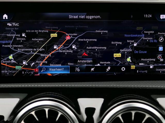 Mercedes-Benz A-KLASSE 180 Business Solution AMG AMG Line | Night Pakket | Panorama Schuif-Kanteldak |Sfeerverlichting | Ledkoplampen | Apple CarPlay | Achteruitrijcamera. Inclusief 24 maanden Mercedes-Benz Certified garantie voor Europa.