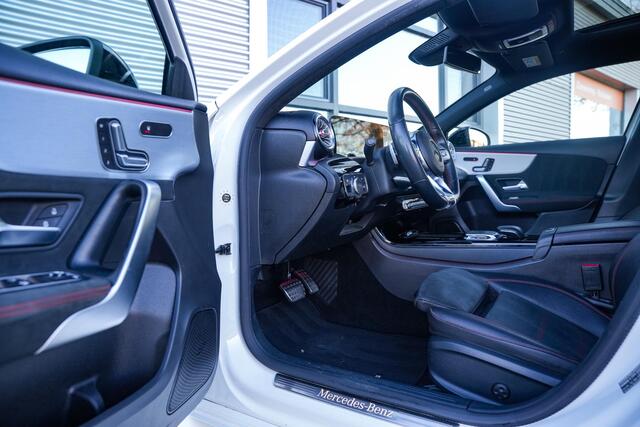 Mercedes-Benz A-KLASSE 200 Launch Edition Premium Plus AMG PANO AMBIENT Apple Carplay Brake assist Camera Multimedia Getint glas 19"L.M. Cruise Navi
