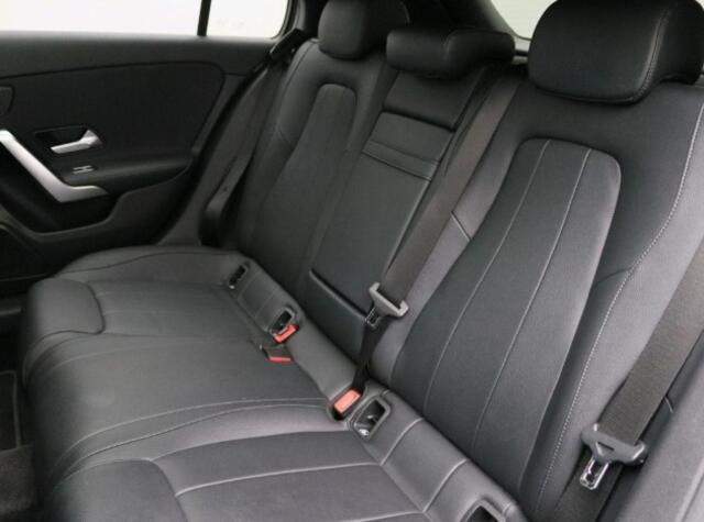 Mercedes-Benz A-KLASSE 160 Business Solution Luxury Panorama Schuif-Kanteldak | Ledkoplampen | Sfeerverlichting | Achteruitrijcamera. Inclusief 24 maanden Mercedes-Benz Certified garantie voor Europa.