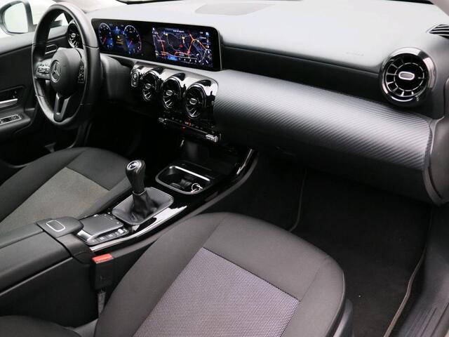 Mercedes-Benz A-KLASSE 160 Business Solution Ledkoplampen | Apple CarPlay | Achteruitrijcamera | Stoelverwarming Voor. Inclusief 24 maanden Mercedes-Benz Certified garantie voor Europa.
