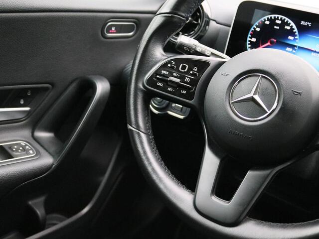 Mercedes-Benz A-KLASSE 160 Business Solution Ledkoplampen | Apple CarPlay | Achteruitrijcamera | Stoelverwarming Voor. Inclusief 24 maanden Mercedes-Benz Certified garantie voor Europa.