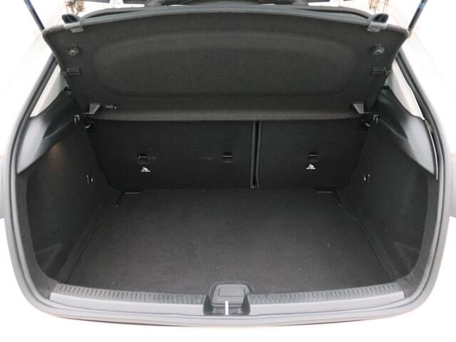 Mercedes-Benz A-KLASSE 160 Business Solution Ledkoplampen | Apple CarPlay | Achteruitrijcamera | Stoelverwarming Voor. Inclusief 24 maanden Mercedes-Benz Certified garantie voor Europa.