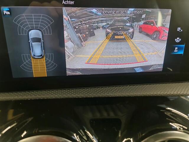 Mercedes-Benz A-KLASSE 180 Business Solution Luxury Distronic | Sfeerverlichting | Achteruitrijcamera | Ledkoplampen | Stoelverwarming Voor | Inclusief 24 maanden Mercedes-Benz Certified garantie voor Europa.