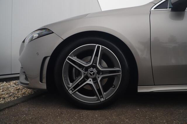Mercedes-Benz A-KLASSE 160 AMG Line Widescreen Full LED Half Leder Sportstoelen Navigatie Camera Clima Lane Assist Cruise Parkeersensors 18 inch AMG LMV