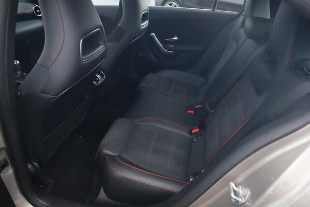 Mercedes-Benz A-KLASSE 160 AMG Line Widescreen Full LED Half Leder Sportstoelen Navigatie Camera Clima Lane Assist Cruise Parkeersensors 18 inch AMG LMV