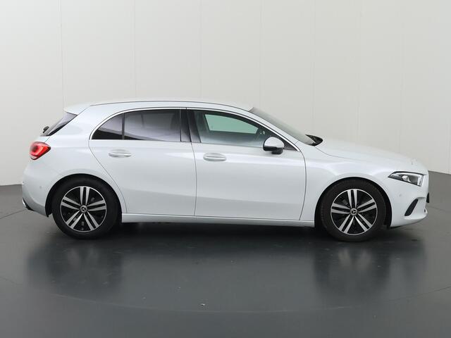 Mercedes-Benz A-KLASSE 180 Luxury Line | Getint glas | Premium pack | Stoelverwarming | Apple Carplay |